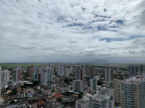 Defesa Civil alerta para chuvas típicas de verão e chegada de frente fria na segunda-feira