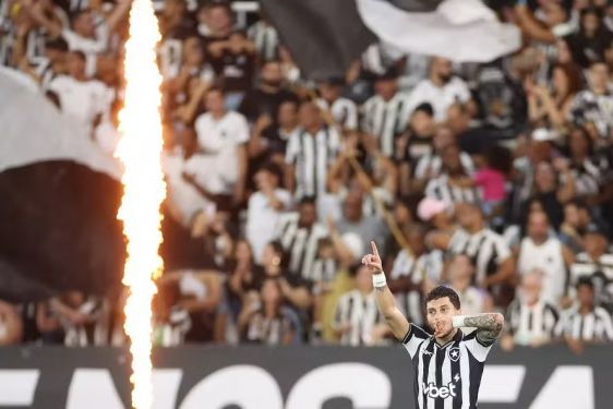 Com gol no fim, Botafogo vence a Chapecoense e larga em vantagem na Copa do Brasil