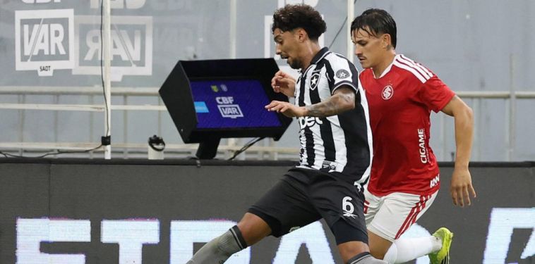 Botafogo fica à frente duas vezes, mas Internacional busca o empate 