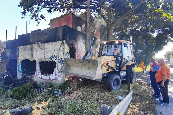 Defesa Civil realiza demolição de prédio que pegou fogo em Campos