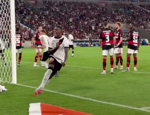 Com dois gols no fim, Vasco arranca empate contra o Flamengo 
