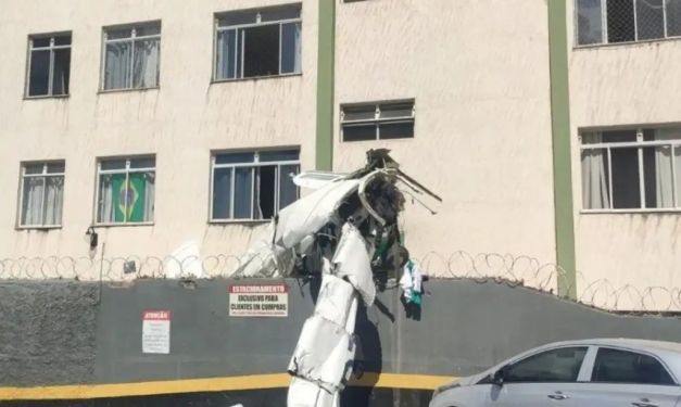 Avião monomotor cai, bate em prédio e deixa 2 mortos em Belo Horizonte