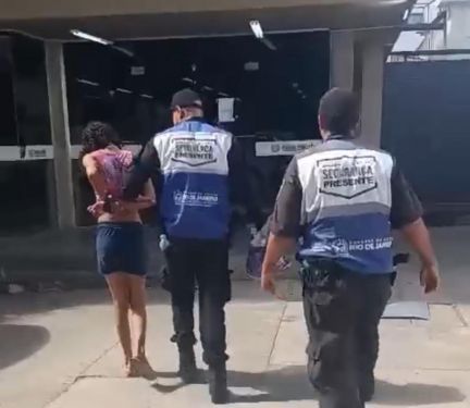 Mulher é presa após roubar caixa de som de loja no Centro de Campos 