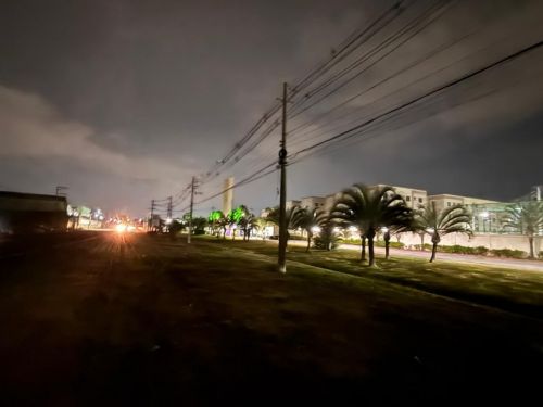 Escuridão em trecho de avenida movimentada preocupa trabalhadores em Campos