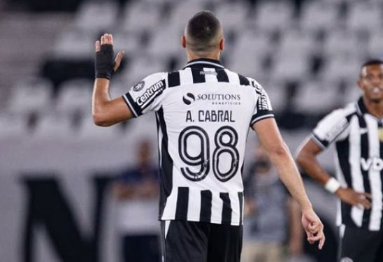 Com hat-trick de Arthur Cabral, Botafogo vence o Corinthians pelo Brasileiro