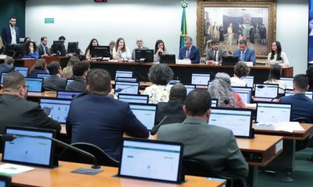 Sem acordo sobre transição, relatório da PEC do fim da escala 6x1 é adiado