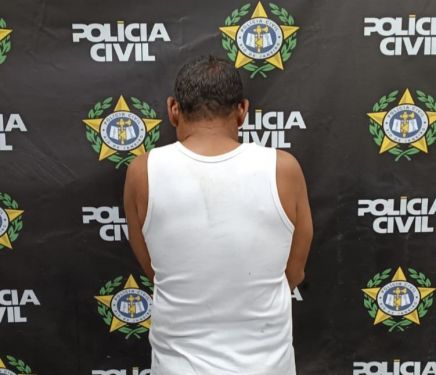 Mulher busca proteção e acaba agredida pelo companheiro em frente à delegacia