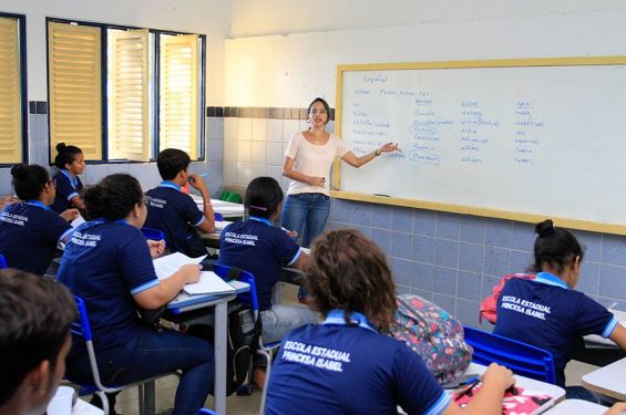 Piso dos professores vai a R$ 5,1 mil após aprovação do Senado