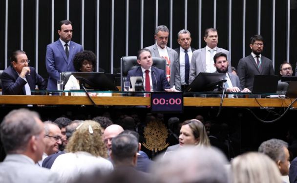 Câmara dos Deputados aprova em dois turnos fim da escala 6x1 
