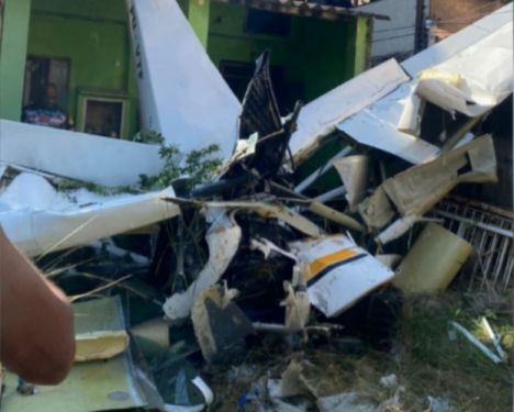 Avião cai em área residencial e piloto morre na Baixada Fluminense