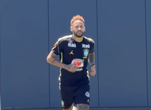Neymar vai a campo e faz atividade pela primeira vez em 30 dias