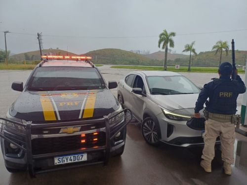 PRF apreende carro com registro de roubo durante ação na BR-101