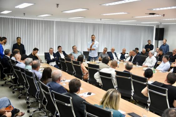 Douglas Ruas se reúne com 53 prefeitos do RJ 