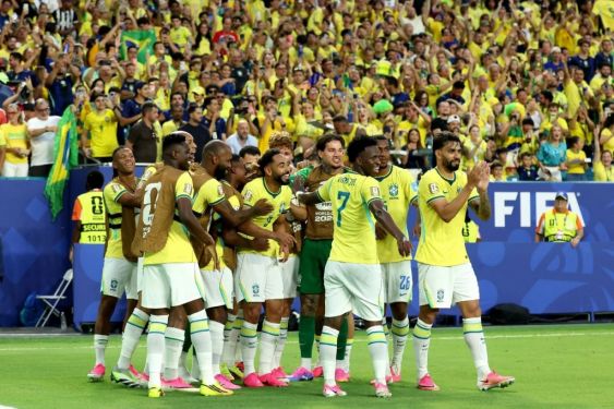 Copa do Mundo: Brasil faz 3 na Escócia e avança em 1º