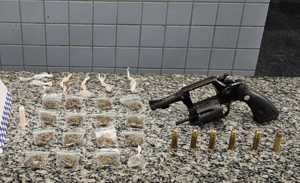 Criminosos fogem e PM apreende arma e drogas em Campos 