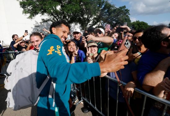 Com festa da torcida, Seleção Brasileira desembarca em Houston para o mata-mata