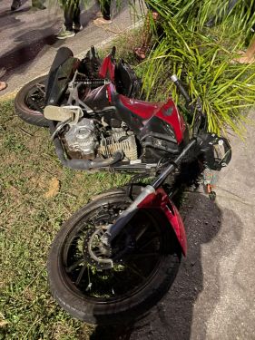 Dois suspeitos são presos após roubo de moto e acidente durante fuga em Campos