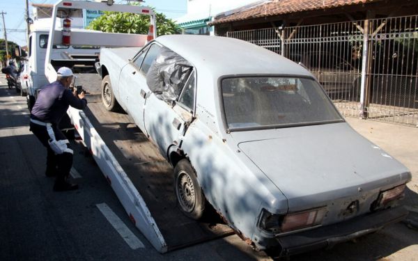Lei autoriza remoção de veículos abandonados em vias públicas
