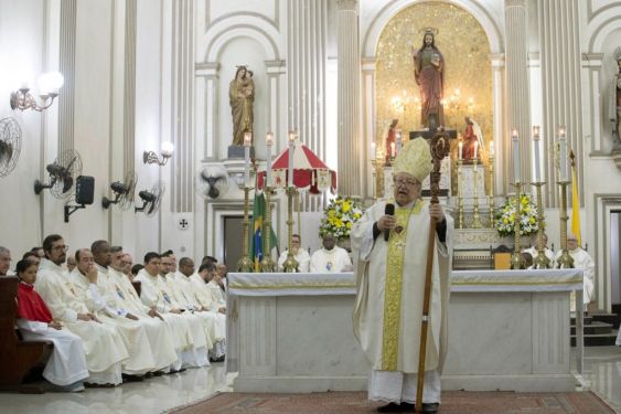 Bispo Dom Roberto celebra 15 anos de governo pastoral e recebe Diploma Cristo Redentor 