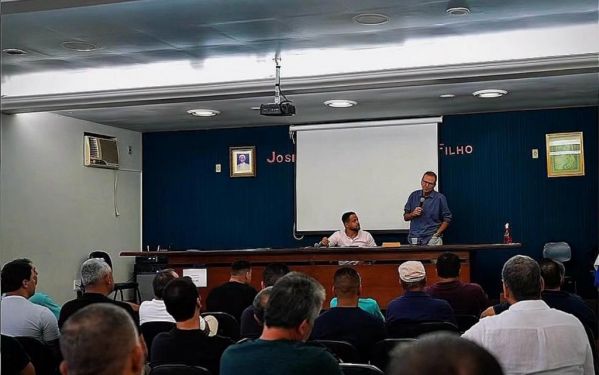 Após encontro com ceramistas em Campos, Eduardo Paes promete valorizar quem produz