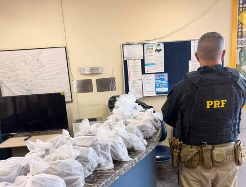 PRF intercepta carro na BR-101 e apreende grande quantidade de maconha