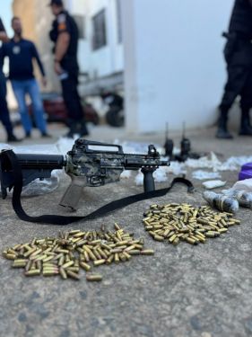 Polícia apreende fuzil, granadas e drogas durante ação conjunta