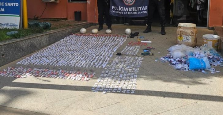 Dupla é flagrada buscando drogas escondidas, foge da PM e acaba presa após colisão de motos