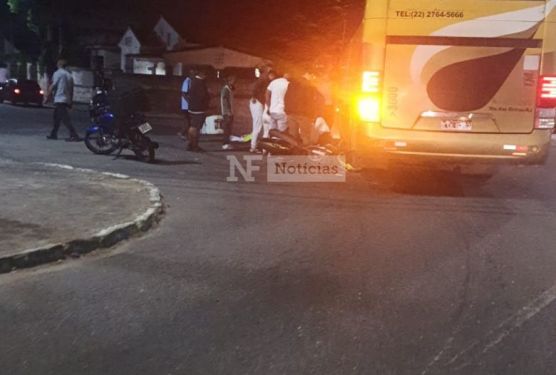 Mulher fica ferida em acidente entre moto e ônibus em Campos 