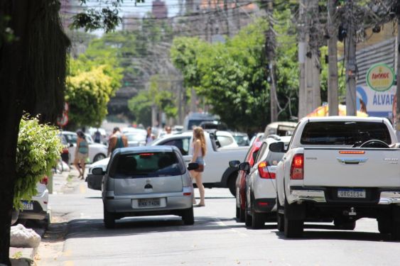 Carro adesivado para campanha pode colocar seguro em risco; veja como evitar problemas