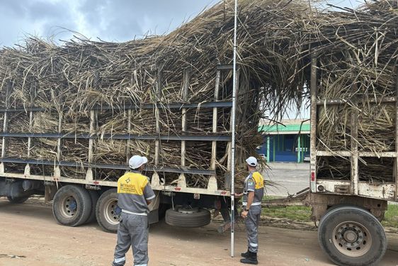Município realiza fiscalização de caminhões que transportam cana-de-açúcar