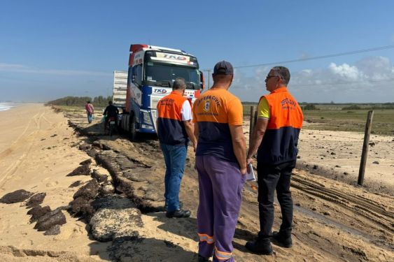 Ressaca intensifica erosão e afeta acesso pela orla de Farol