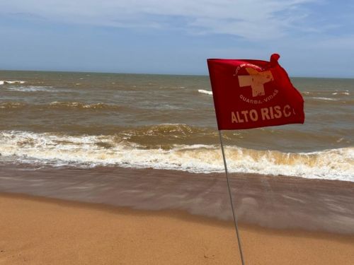Marinha alerta para ressaca com ondas de até 2,5 metros em Campos
