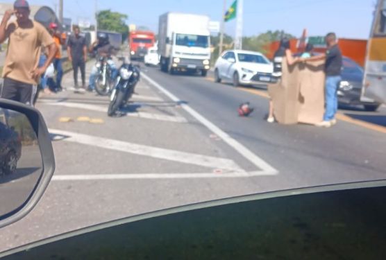 Homem é socorrido em estado grave após colisão entre moto e carro na BR 101, em Campos