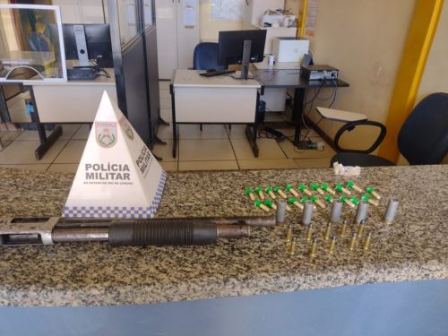 Polícia encontra espingarda, munições e drogas em residência usada por traficantes 