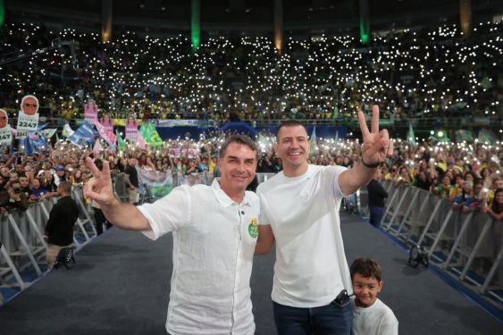 Com presença de Flávio Bolsonaro, Douglas Ruas lança candidatura ao governo do estado 