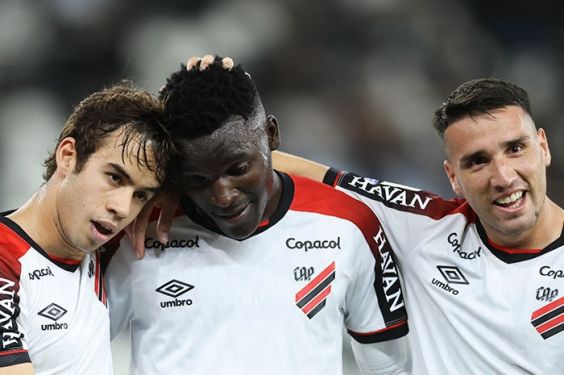Athletico-PR abre três, segura reação do Botafogo e cola no vice-líder do Brasileirão