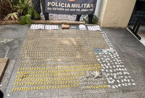 PM apreende drogas em casa abandonada usada pelo tráfico, na Baixada Campista
