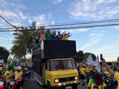 Em Campos, Flávio promete CNH para jovens e redução da maioridade penal