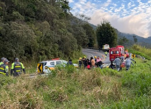 Ônibus que seguia para Aparecida cai em ribanceira e deixa ao menos 6 romeiros mortos