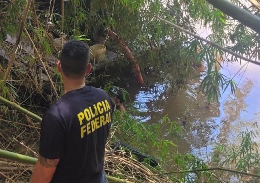 Polícia Federal apreende três balsas usadas na extração ilegal de ouro