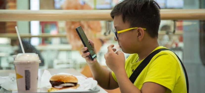 OMS lança primeiro guia para enfrentar aumento da obesidade entre crianças e jovens