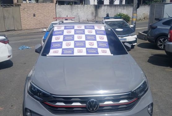 Dois homens são presos com carro roubado e clonado em Guarus
