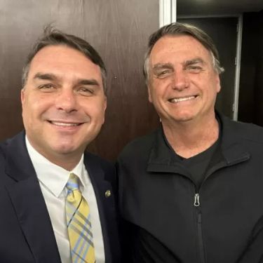 Ministro libera visitas de Flávio a Jair Bolsonaro após 90 dias de proibição