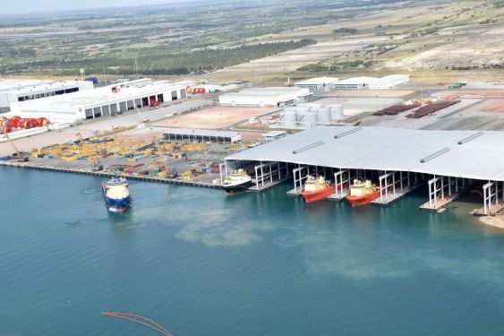 Porto do Açu: Vast realiza transbordo simultâneo inédito com três navios para a Petrobras