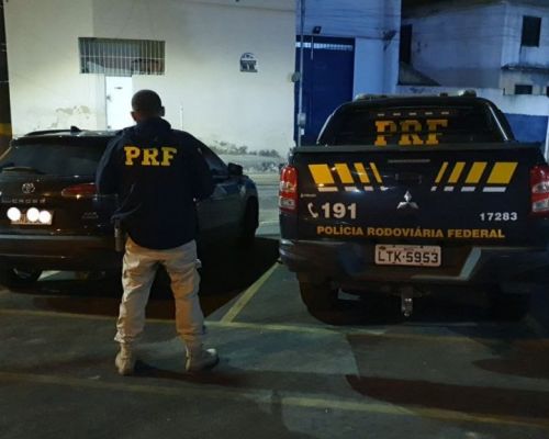 PRF apreende carro com registro de roubo na BR-101 em Campos 